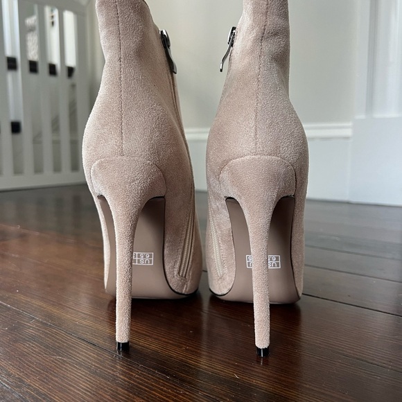 NEW IN BOX - Nude, Beige Faux Suede 4.5” High Heel Pointy Toe Ankle Boots - Picture 4 of 7